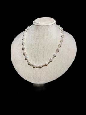 Bộ trang sức ngọc trai gồm chuỗi ngọc trai và hoa tai