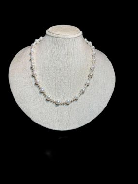 Bộ trang sức ngọc trai gồm chuỗi ngọc trai và hoa tai
