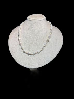 Bộ trang sức ngọc trai gồm chuỗi ngọc trai và hoa tai