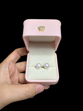 Bộ trang sức ngọc trai gồm chuỗi ngọc trai và hoa tai