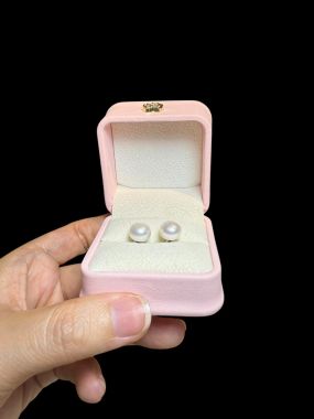Bộ trang sức ngọc trai gồm chuỗi ngọc trai và hoa tai