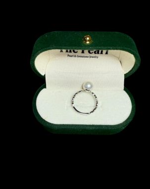 Tay xinh với ngọc ngà