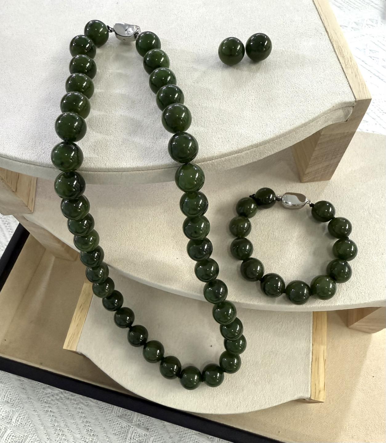 HƯNG VƯỢNG VỚI TRANG SỨC NGỌC BÍCH NAPHRITE CANADA LOẠI A