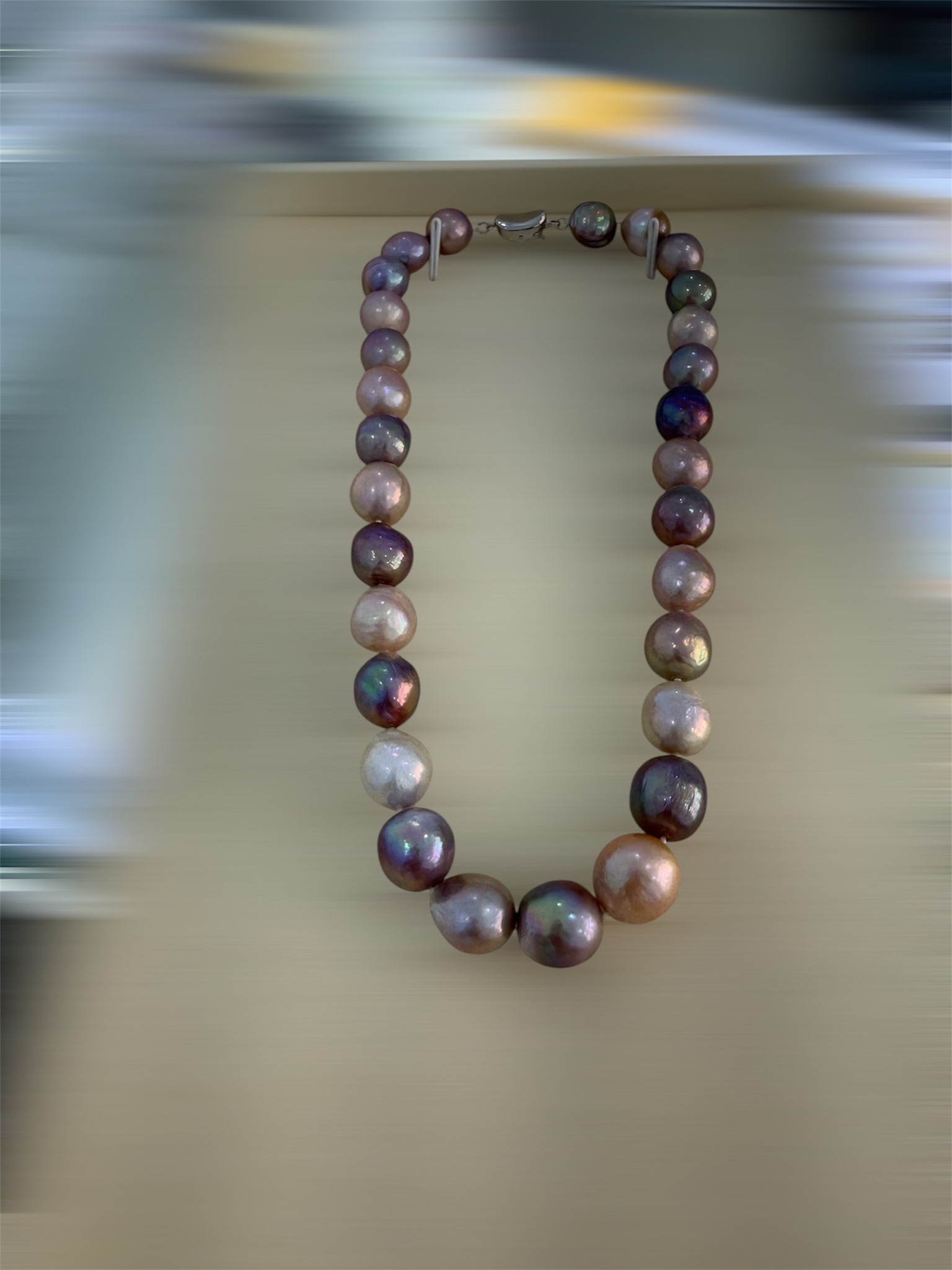 Rực rỡ sắc màu với chuỗi ngọc trai Ediosn độc - lạ