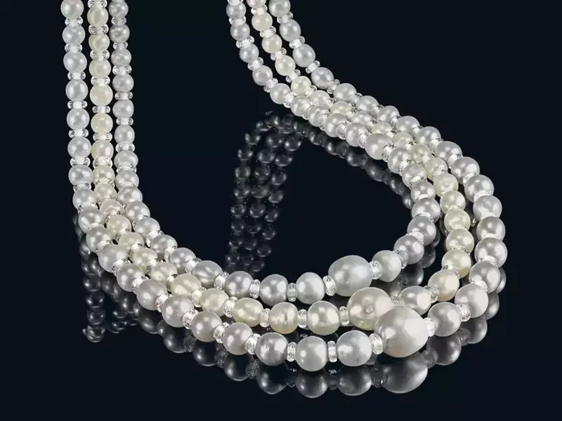 Chuỗi ngọc trai cực hiếm bán với giá cao kỷ lục