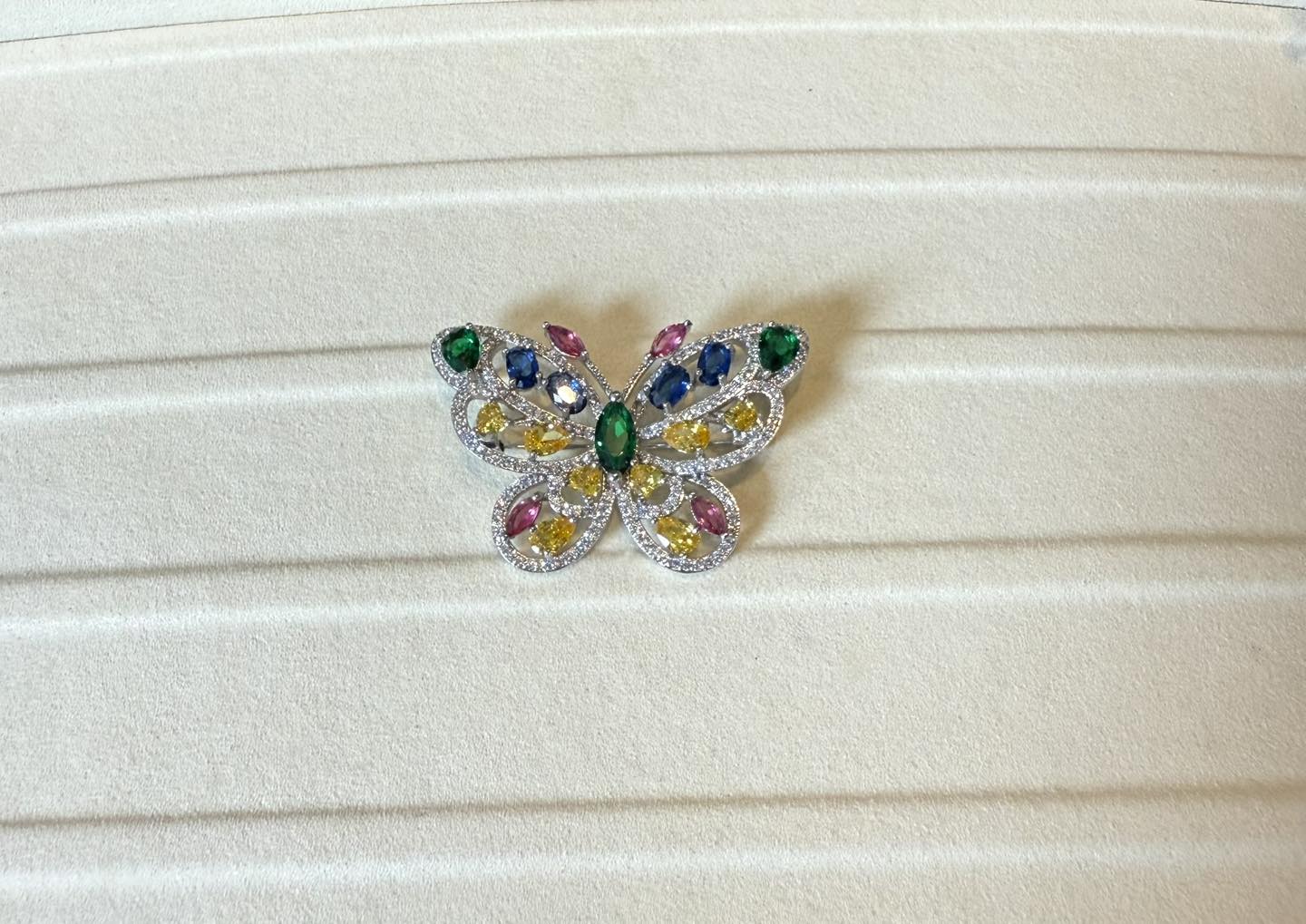 Sale trâm cài áo hình con bướm