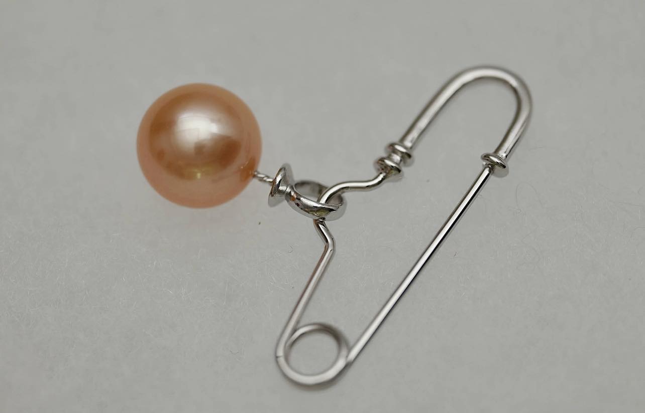 Cài áo ngọc trai - phụ kiện thời trang đầy ấn tượng 
