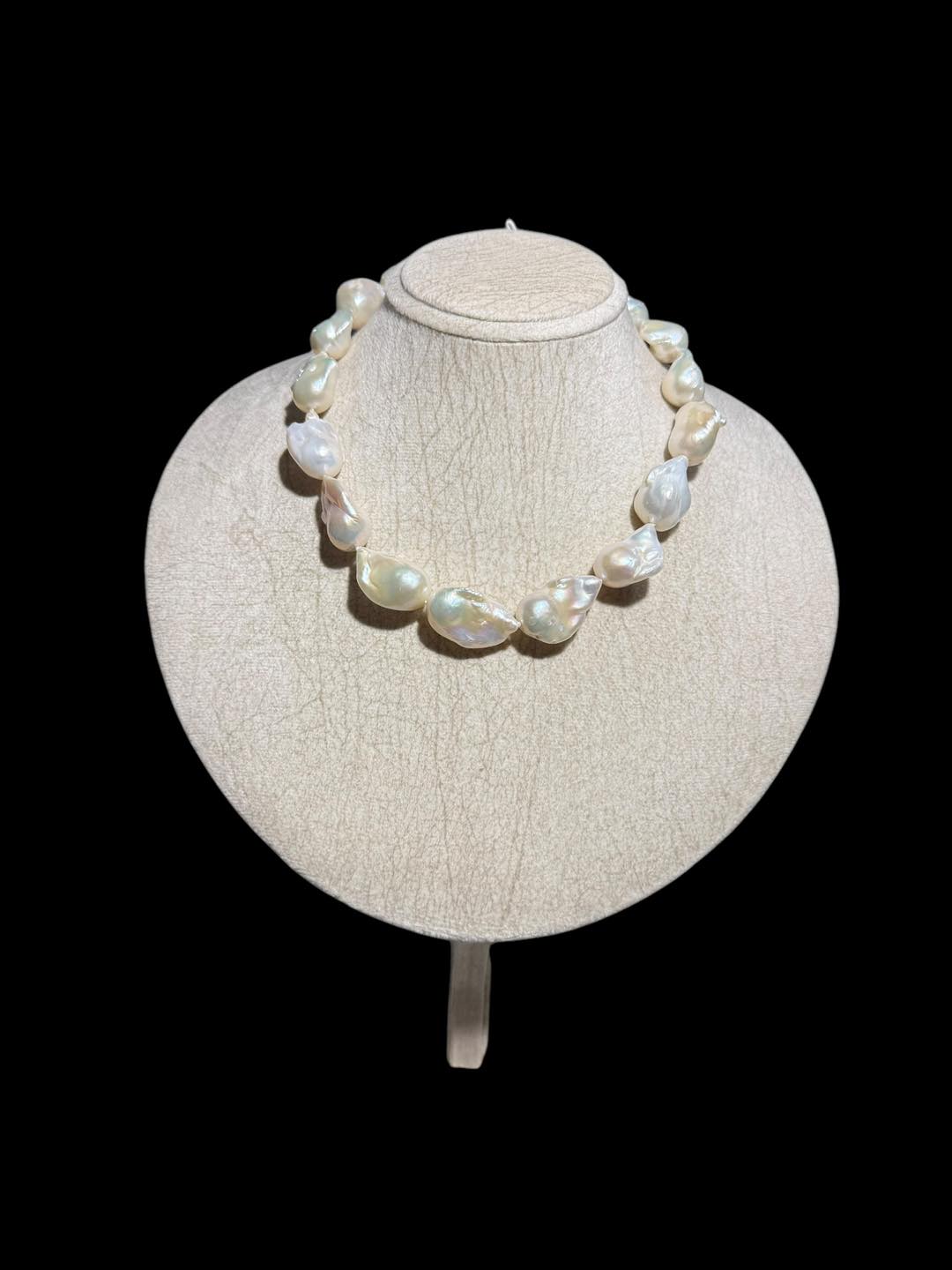 Cá tính với chuỗi ngọc trai quả cầu lửa